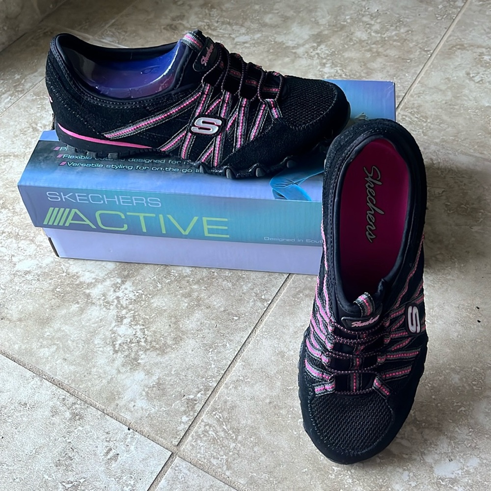 *SOLD*Skechers Women's Black and Pink Active Sneakers size 6